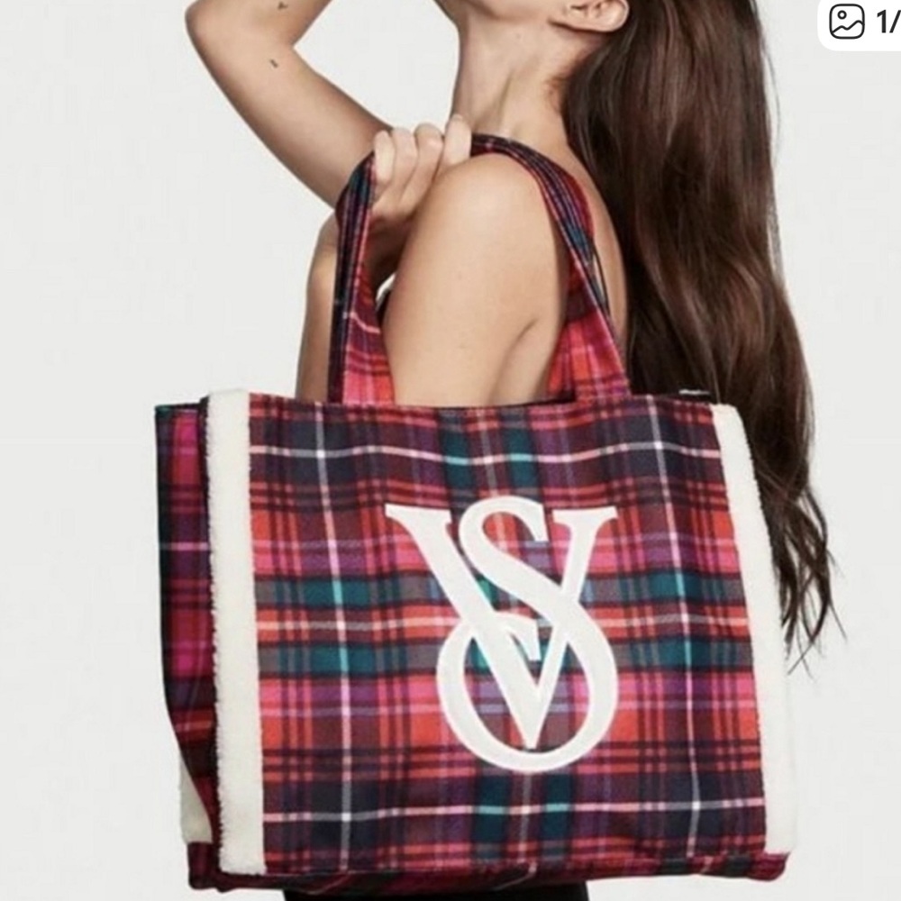 50%offw❤️ NWOT Victoria's Secret Red Christmas Holiday Plaid Faux Fur Tote Bag